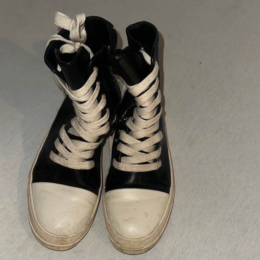 Stylish Black and White Women's High-Top Sneakers Size 8.